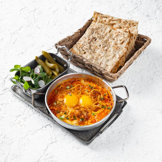 املت ايرونى با خيارشور و سبزى تازه|persian omelet