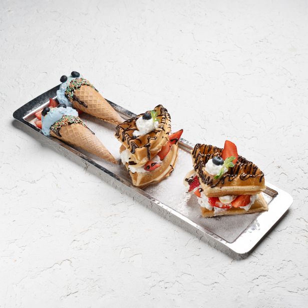 وافل ميوه‌اى با سس شكلات|Waffel with fruits